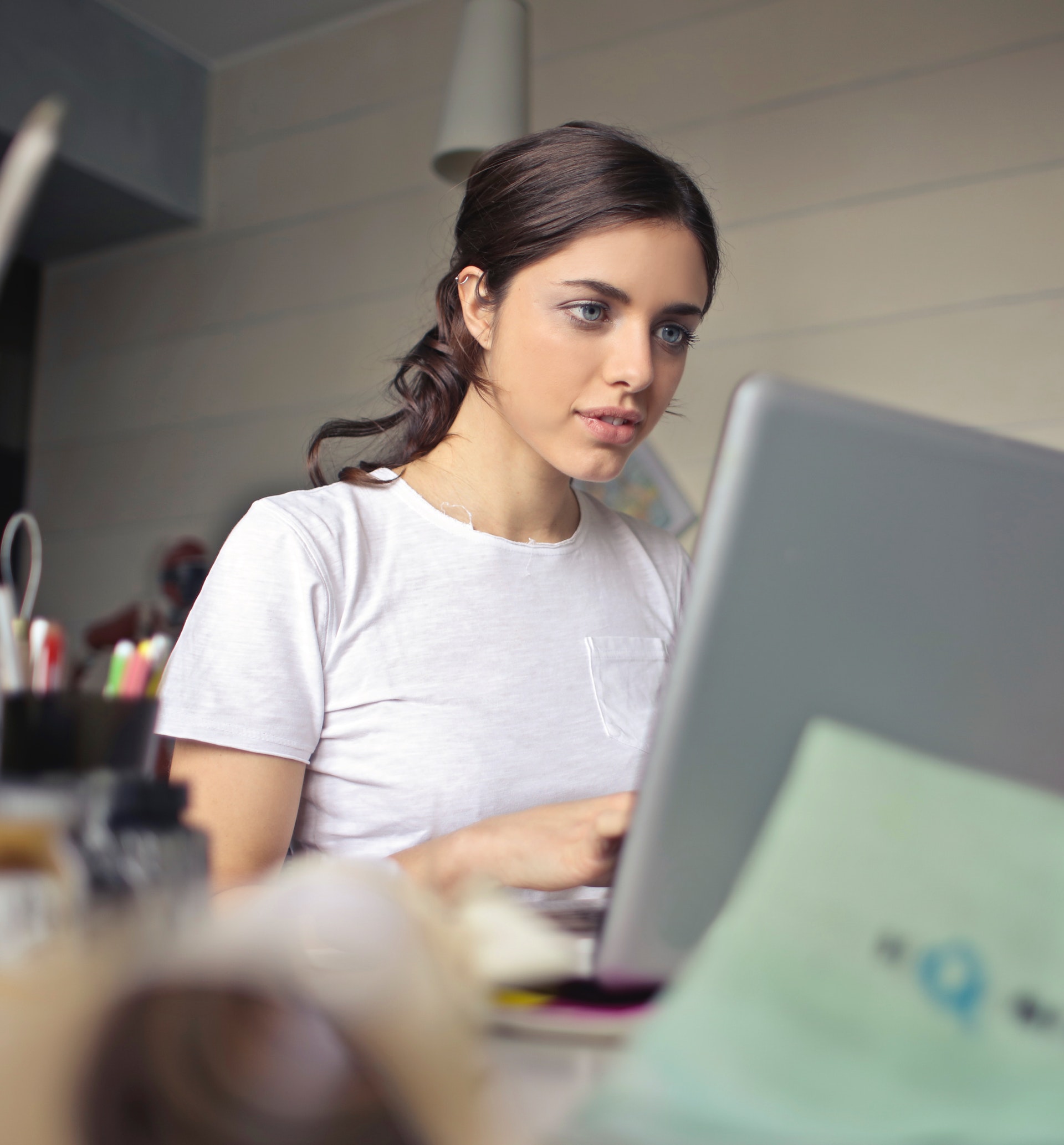 photography-of-a-woman-using-laptop-1024403